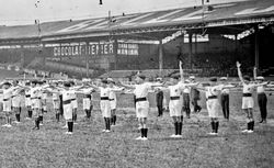 13-5-26, [stade] Buffalo, Championnat des gymnastes sportifs [concours de gymnastique], vue générale, les Pupilles [jeunes gymnastes] : [photographie de presse] / [Agence Rol] 