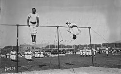 4-6-22, Marseille, fête de [la] gymnastique [fête fédérale de l'Union des sociétés de gymnastique de France], enfants de Trambouze (Rhône) [à la barre fixe] : [photographie de presse] / [Agence Rol] 