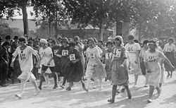 4-9-21, Paris - Nanterre, course des Midinettes [épreuve de marche, les concurrentes à Neuilly] : [photographie de presse] / [Agence Rol]