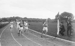      Arrivée du 400 mètres plat Colombes 20/7/19 championnat du monde d'athlètisme [i.e. championnat de France d'athlétisme] : [photographie de presse] / [Agence Rol] 