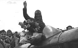 Agence Meurisse, Le Bourget : Maryse Bastié dans son avion, 1930