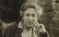  Portrait : Portrait de Cécile Brunschvicg, assise, de face : [photographie] Signalé dans Gallica, disponible sur le site des bibliothèques spécialisées de la Ville de Paris 