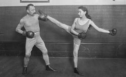      [Charles] Charlemont [le professeur de boxe française entaînant une femme]] : [photographie de presse] / [Agence Rol]  1921