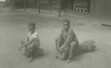 Accéder à la page "Samouna goudi hiessa : jeu d'enfants au clair de lune ; Kounga Nwansakana : chant-danse de journée pour les enfants ; N'Kounga Nwantina : danse d'enfants / MM. Monbeza et Mahoukou, chant ; accompagnement de tambour et de battements de mains"