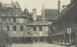 Une cour intérieure, anciens bâtiments.