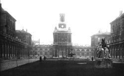 Hôpital Lariboisière, cour intérieure