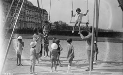      Deauville, 14-8-25 [sport et jeux sur la plage] : [photographie de presse] / [Agence Rol] 