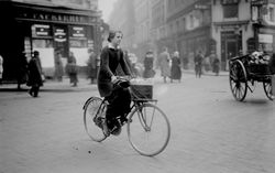  Une femme porteuse de journaux : [photographie de presse] / [Agence Rol] 