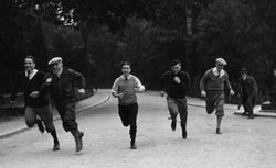 Entraînement de Marcel Thill aux Buttes Chaumont : le boxeur avec son entraîneur, Alex Taitard : [photographie de presse] / Agence Mondial 