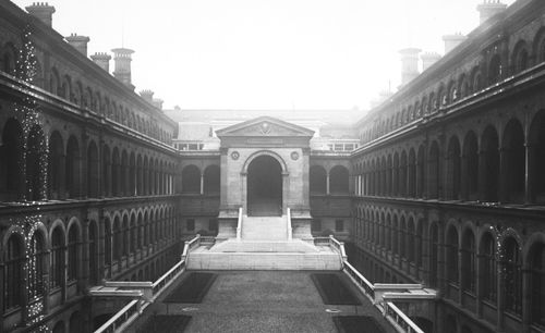 Cour d'honneur de l'Hôtel-Dieu : photographie de presse de l'Agence Rol en 1913.