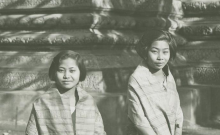 Accéder à la page "Lao souang hua : course de pirogues / Thao Nénh, solo de khène ; Mlles Nang Sarit et Nan Savath, chant duo de femmes ; acc. d'orchestre. Nangh Thiem : mélodie réservée aux prophéties. Kengsadark : descente du courant / Thao Nénh, solo de khène"