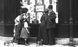 Photographie de la vitrine de la librairie