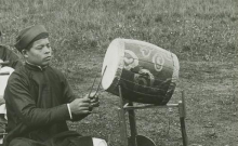 Accéder à la page "Do-Dua : chant de bateliers / Nguyên Song, chant solo d'homme, orchestre Bat âm (vièle dàn nhi, tambour tróng com et cymbale frappée avec baguette). Cai co cai vac cai nông sao may hua ong bo co... [etc.] : berceuse / M. Nguyên Song, chant solo d'homme"