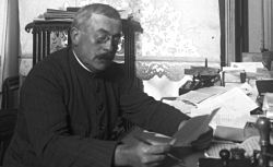 Portrait de l'éditeur dans son bureau