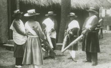 Accéder à la page "Nombres ; Récit de vol de buffles / Ycoboariva, voix. Nombres. Histoire de mariage et de femmes / Nahisina, Valotsoa, voix"