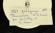 Accéder à la page "Fenoarivo : chant de danse / Rabothy, chant ; accompagnement d'un choeur. Vagainarano : chant de danse / Rakoto et Rabatsy, chant ; choeur"