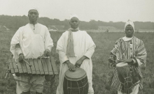 Chants (solo, choeur), récits, énumérations. Tambours, jeu de sokou (vièle) et de balafon. Battements de mains et grelots (8 disques)