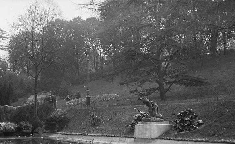 Parc Montsouris : le lac et la statue en bronze de la lavandière fondue pendant l'Occupation