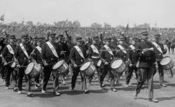  La Musique de la Garde Républicaine est composée d'un orchestre d'harmonie, un orchestre de batterie fanfare et un pupitre de tambours - source : BnF/gallica.bnf.fr