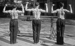 Agence Rol  22/4/20, Ecole normale [militaire de gymnastique de Joinville, athlètes posant]