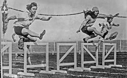 Olympiades [féminines] de Monte-Carlo, 74 m haies, miss Wright [à gauche, le 17 avril 1922] : [photographie de presse] / [Agence Rol]