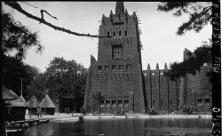 Exposition Coloniale : le pavillon de l'A.E.F. : [photographie de presse] / Agence Meurisse. Bibliothèque nationale de France, département Estampes et photographie