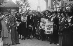  [Exposition internationale des arts et techniques, Paris 1937 : manifestation pour le droit de vote des femmes françaises, devant le micro Louise Weiss] : [photographie de presse] 