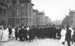 19-3-13, inauguration des nouveaux bâtiments de la Pitié Salpêtrière, le groupe des officiels visitant les bâtiments.