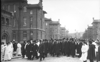 19-3-13, inauguration des nouveaux bâtiments de La Pitié Salpêtrière, le groupe des officiels visitant les bâtiments