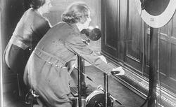 Salle de gymnase à bord de l'Homeric, bicyclettes électriques [femmes faisant du sport à l'intérieur du paquebot] : [photographie de presse] / [Agence Rol]  1922