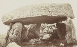 Dolmen du GOHQUER in Monuments mégalithiques du Morbihan. Plouharnel / F. Gaillard 