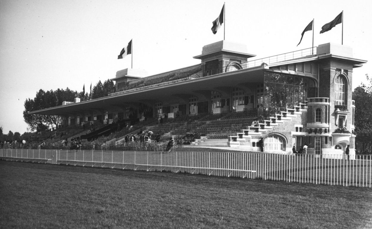 6-8-13, Deauville, vue des nouvelles tribunes de l'hippodrome : photographie de presse / Agence Rol