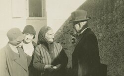 [Enregistrements sonores] Mission phonographique en Grèce (1930) - Photographie de terrain : Hubert Pernot, Melpo Merlier et une interprète (BnF-Gallica. Archives du département de l'Audiovisuel)