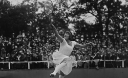 Accéder à la page "Suzanne Lenglen (1899-1938)"