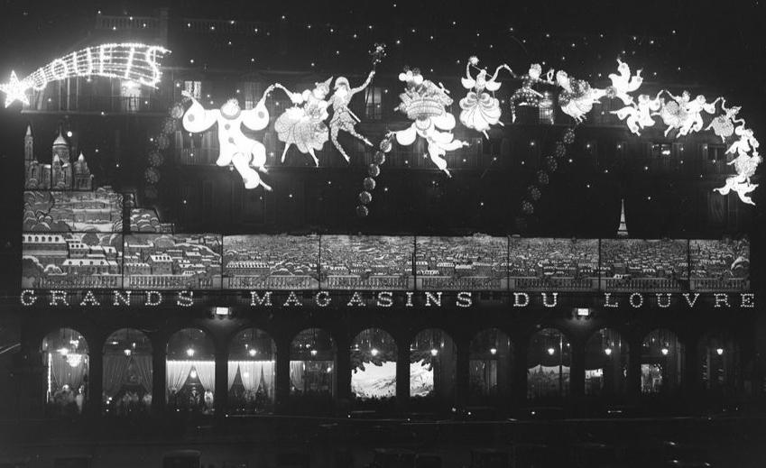 Vue nocturne des grands magasins du Louvre