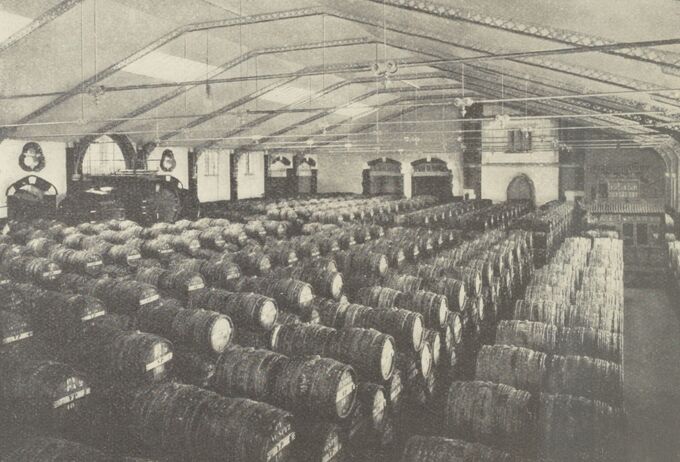 Vue du cellier Pommery, sans doute dans les années 1920.